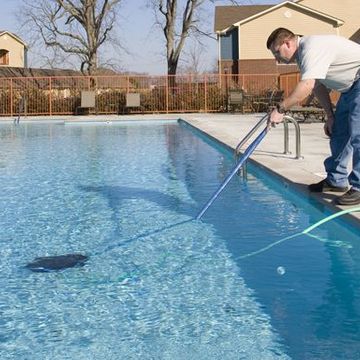 Limpiezas Morán hombre limpiando piscina
